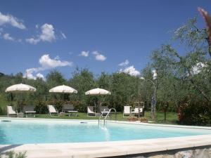 A piscina localizada em Agriturismo IL VIAIO ou nos arredores