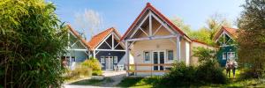 una casa con un cavallo di fronte di Naturotel a Fort-Mahon-Plage