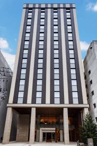 um edifício alto com muitas janelas em Hotel Vista Sendai em Sendai