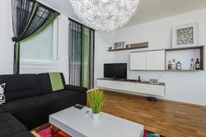 Televízia a/alebo spoločenská miestnosť v ubytovaní Sky Split Apartment