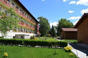 Garden sa labas ng Velingrad Balneohotel