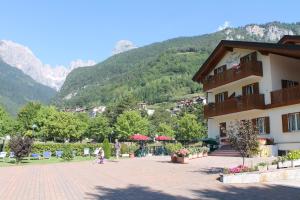 莫尔韦诺Garnì Lago Alpino的一群人站在建筑物外