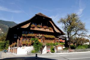 uma casa com flores ao lado dela em Hotel Restaurant Hirschen em Interlaken