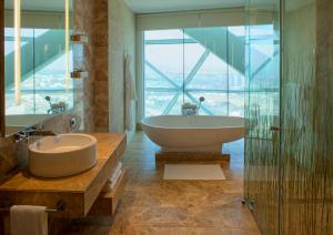 Un baño de Andaz Capital Gate Abu Dhabi, By Hyatt