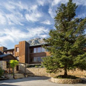 ein Haus mit einem Baum davor in der Unterkunft Orizontes Tzoumerkon Hotel Resort in Pramanta