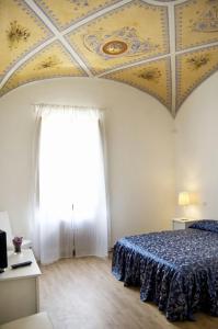 Tempat tidur dalam kamar di Relais La Corte dei Cavalieri