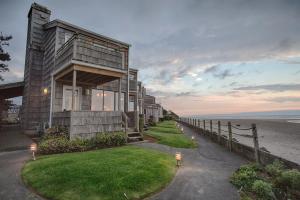 uma casa na praia em The Waves em Cannon Beach