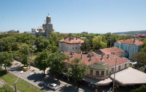 una vista aérea de una ciudad con un edificio y una torre en Hotel Divesta - self check in, en Varna