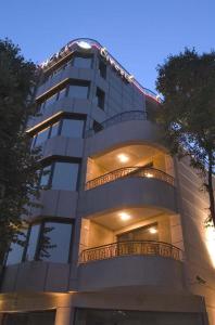 un edificio alto con balcones a un lado. en Hotel Divesta - self check in, en Varna