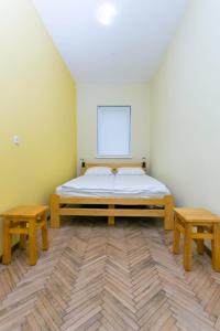 ラーヒフにあるDream Hostel Carpathians Rakhivのベッドルーム1室(ベッド1台、ベンチ2台付)