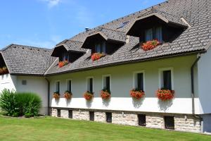 una casa con cajas de flores a un lado. en Mini Hotel, en Škofja Loka