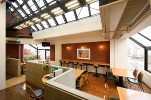 - une salle à manger avec des tables, des chaises et des fenêtres dans l'établissement Morioka New City Hotel, à Morioka