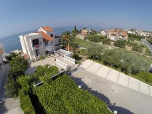 una vista aerea di una casa con l'oceano di Villa Amigo a Podstrana