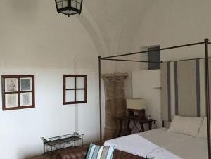 um quarto com uma cama de dossel em metal em Casa Rural Castillo de Cáceres em Cáceres