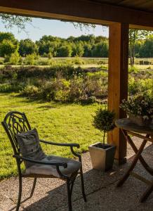 een stoel op een veranda naast een tafel bij het Atelier in Eext