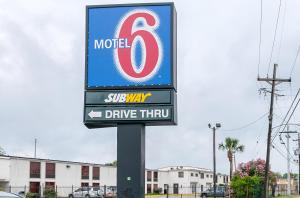 - un panneau indiquant un trajet aller-retour pour un motel dans l'établissement Motel 6-New Orleans, LA - Near Downtown, à La Nouvelle-Orléans