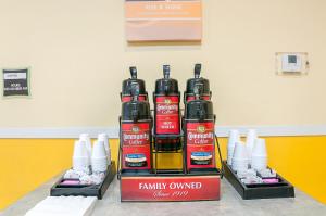 une présentation de quatre bouteilles de produits capillaires sur une table dans l'établissement Motel 6-New Orleans, LA - Near Downtown, à La Nouvelle-Orléans