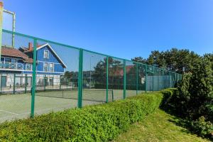 een tennisbaan voor een huis bij Nida Vėtrungių 3 , apartamentai in Nida