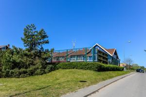 een huis aan de zijkant van een heuvel bij Nida Vėtrungių 3 , apartamentai in Nida