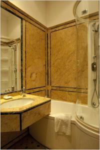 La salle de bains est pourvue d'un lavabo et d'une douche. dans l'établissement Hotel Villa San Pio, à Rome