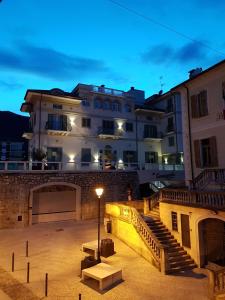 ein Gebäude mit einer Treppe und einem Gebäude mit einer Straßenbeleuchtung in der Unterkunft Hotel Al Campanile - Luxury Suites & Apartments in Baveno