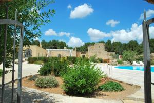 Bazén v ubytovaní Masseria Relais Santa Teresa alebo v jeho blízkosti