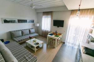 sala de estar con sofá y mesa en Maistros Kardamyli Apartments, en Kardhamili