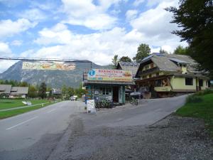 ボーヒニにあるPenzion Rožičの道路脇の建物