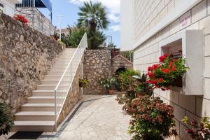 una escalera que conduce a un edificio con flores en Guest House Raguž, en Dubrovnik