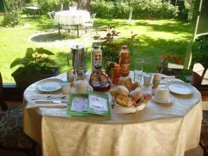 una mesa con un mantel blanco con comida. en B&B Madonna della Neve, en Stresa