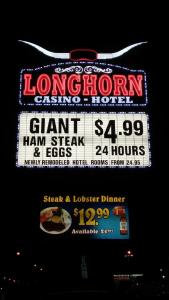 een bord voor een Longhorn spelshow 's nachts bij Longhorn Boulder Highway in Las Vegas