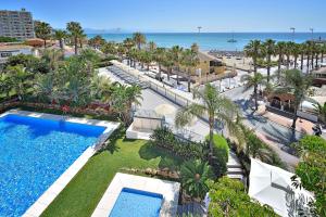 vista aerea di un resort con piscina di Mac Puerto Marina Benalmádena a Benalmádena