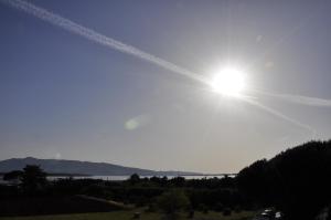 un sol brillando en el cielo sobre un campo en Locanda Di Ansedonia - Ristorante GRIGL"io", en Orbetello