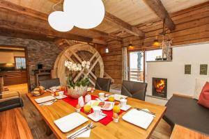 uma sala de jantar com uma mesa e uma lareira em Chalet Die Mühle em Saalfelden am Steinernen Meer