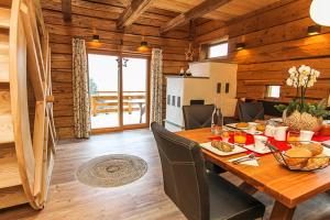 uma sala de jantar com uma mesa num chalé de madeira em Chalet Die Mühle em Saalfelden am Steinernen Meer