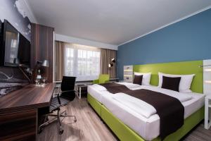 Łóżko lub łóżka w pokoju w obiekcie ibis Styles Offenburg City