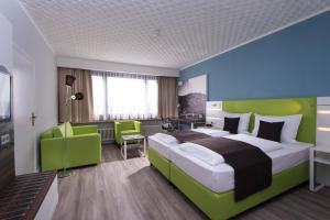 Pokój hotelowy z dużym łóżkiem i biurkiem w obiekcie ibis Styles Offenburg City w mieście Offenburg