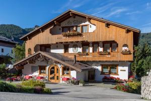 un edificio con un cartel para la tienda de esquí en Hotel Garni la Stua, en Selva di Cadore