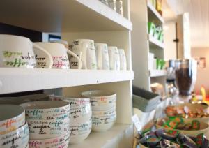 un estante lleno de tazones blancos en una tienda en Premiere Classe Niort Est - Chauray, en Niort