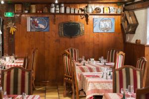 Un restaurante u otro lugar para comer en Hôtel le Saint Nicolas