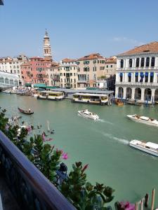 um rio com barcos numa cidade com edifícios em Antica Locanda Sturion Residenza d'Epoca em Veneza