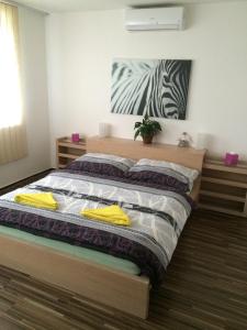 Uma cama ou camas num quarto em Apartmán Pasohlávky