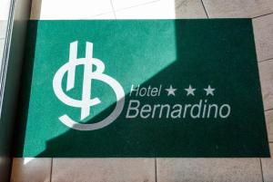 Chứng chỉ, giải thưởng, bảng hiệu hoặc các tài liệu khác trưng bày tại Hotel Bernardino