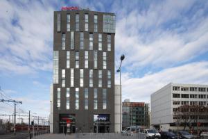 een hoog gebouw met een bord erop bij IntercityHotel Mannheim in Mannheim