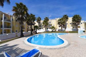 Bazén v ubytování Praia da Lota Resort – Beachfront Apartments nebo v jeho okolí