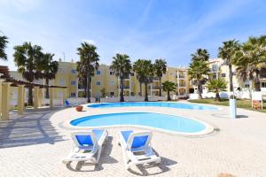 Bazén v ubytování Praia da Lota Resort – Beachfront Apartments nebo v jeho okolí