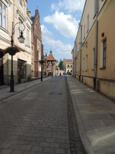 una calle vacía en un viejo pueblo con edificios en Apartament Violet, en Krosno