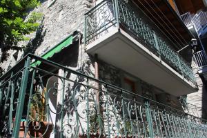 un balcone di un edificio con recinzione di ferro di In perfetto stile valdostano a Saint Vincent