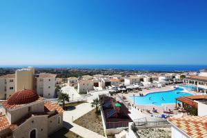 una vista aérea de un complejo con piscina en Club St. George, en Pafos