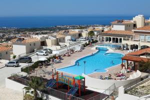 una imagen de una piscina en un complejo en Club St. George, en Pafos